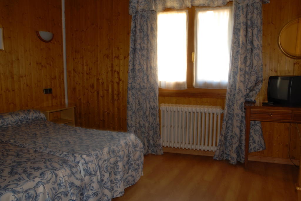 Hotel Europa Les Extérieur photo